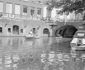 885015 Afbeelding van een Canadese roeier (rechts in een roeiboot), begeleid door de Rijkspolitie te water, op de ...